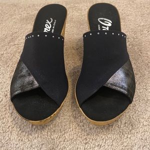 Onex Cathi wedge size 8M. Like New